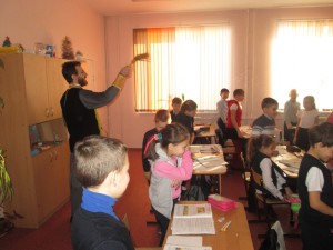 10 иерей Михаил Соловьев, посетил школы №7 и№8 г. Урюпинска.